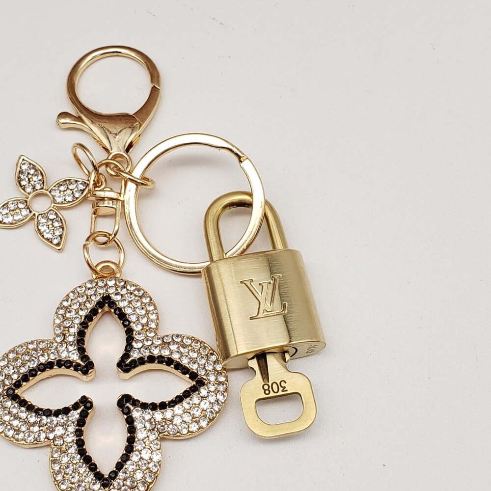 Authentic Louis Vuitton GoldLock & Key with Unbranded Clover Flower Charm 090925 - Picture 3 of 10